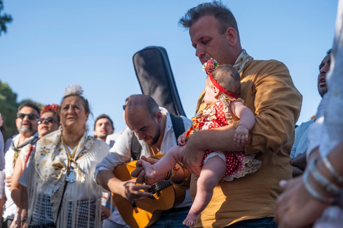 Emoción y fe a raudales en el paso del Quema de la hermandad del Rocío de Córdoba