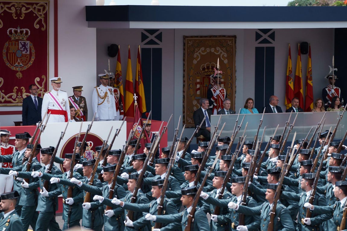 El rey Felipe VI preside el desfile con motivo del Día de las Fuerzas Armadas 2025