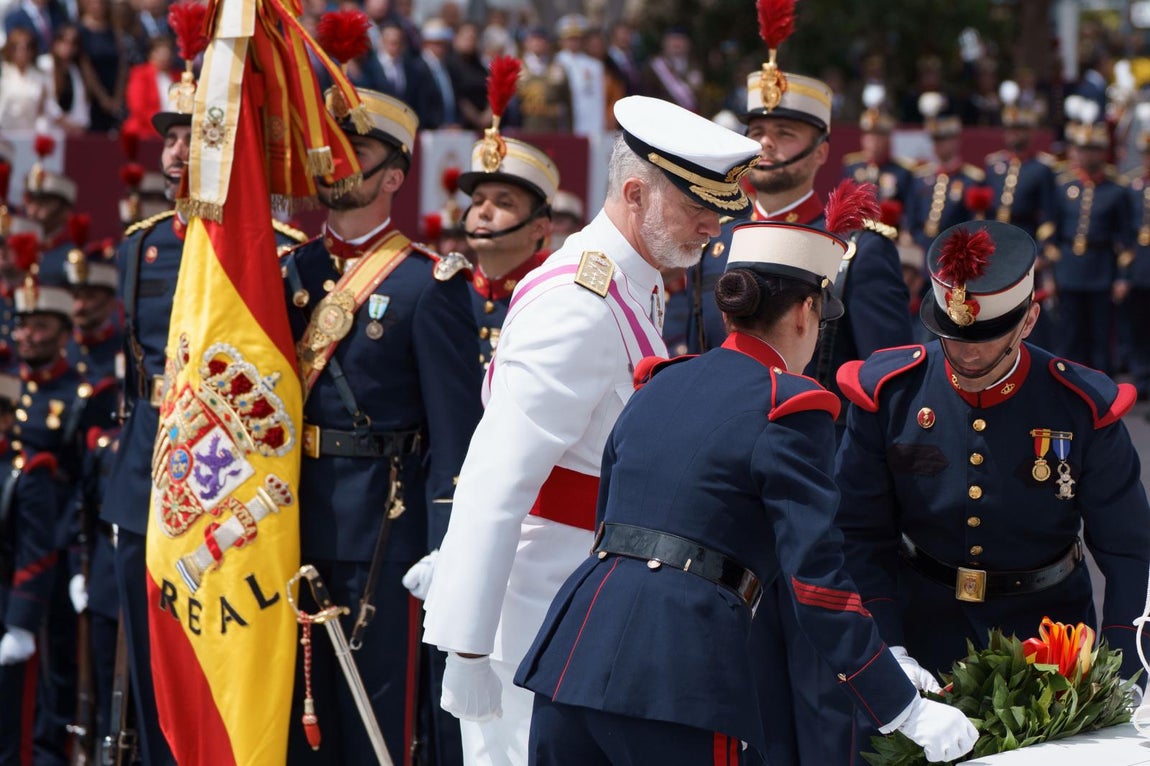El rey Felipe VI rinde honores a los caídos durante el desfile con motivo del Día de las Fuerzas Armadas 2025
