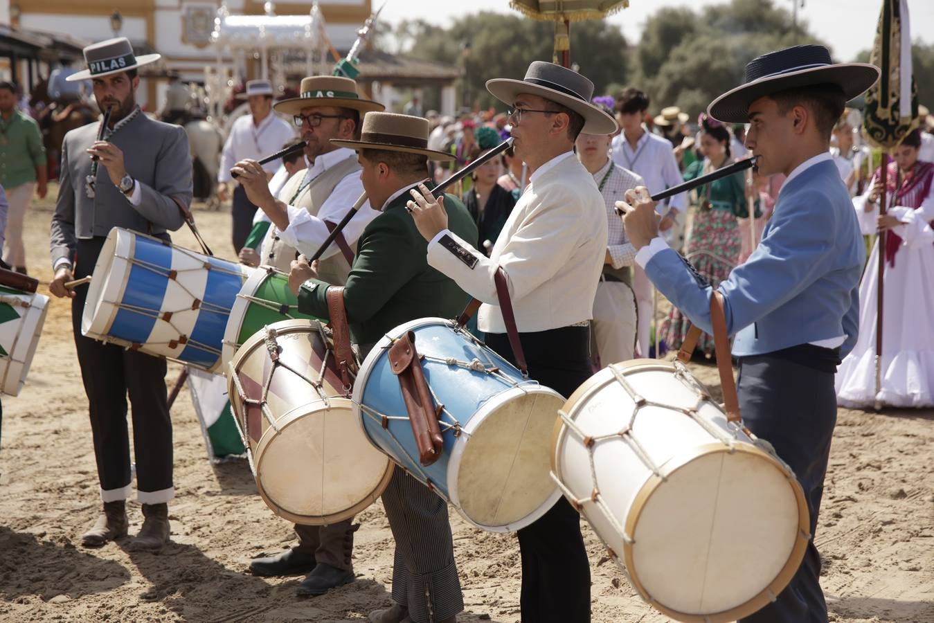 Ambiente y presentaciones de las hermandades filiales más antiguas en el sábado del Rocío 2025