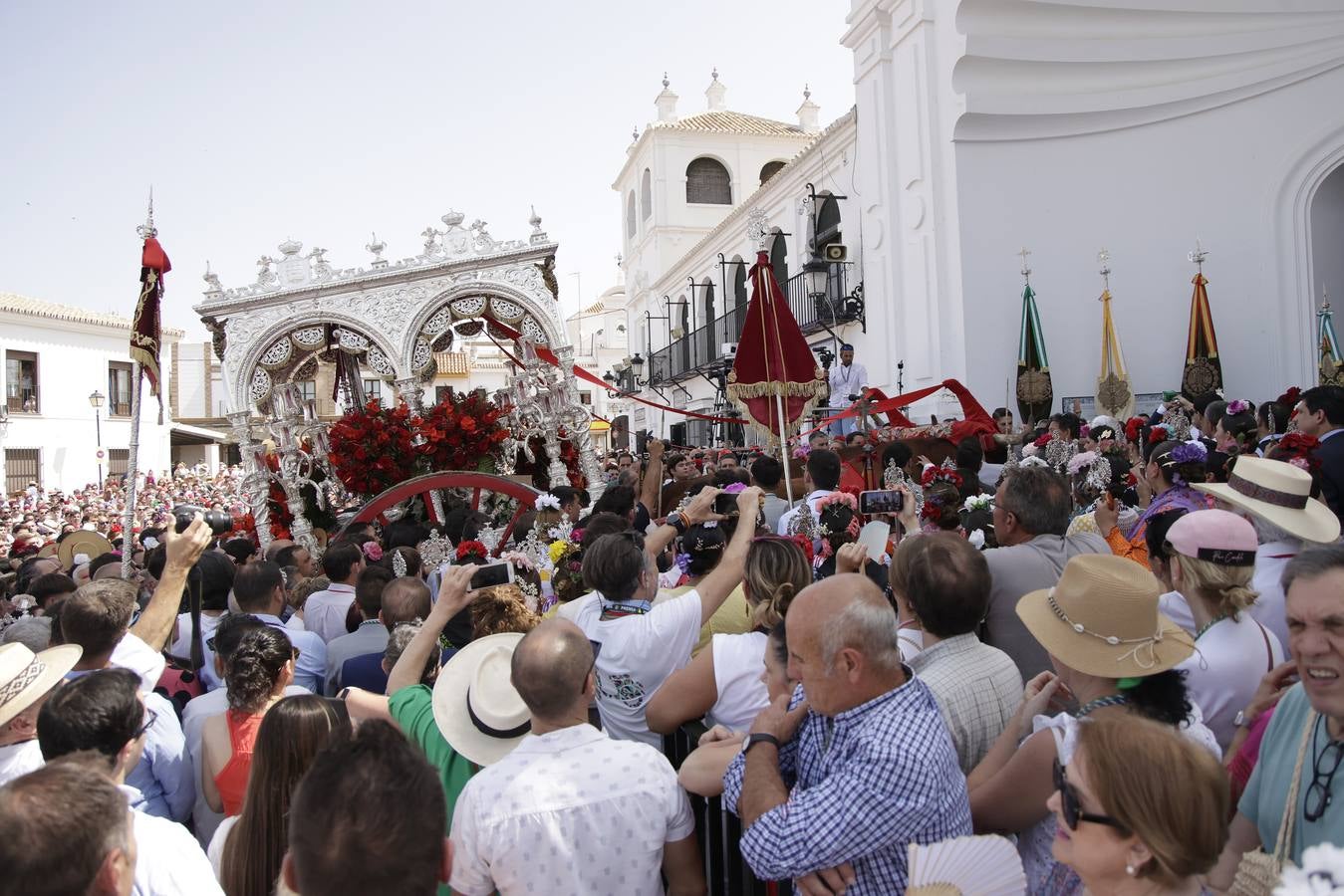 Ambiente y presentaciones de las hermandades filiales más antiguas en el sábado del Rocío 2025