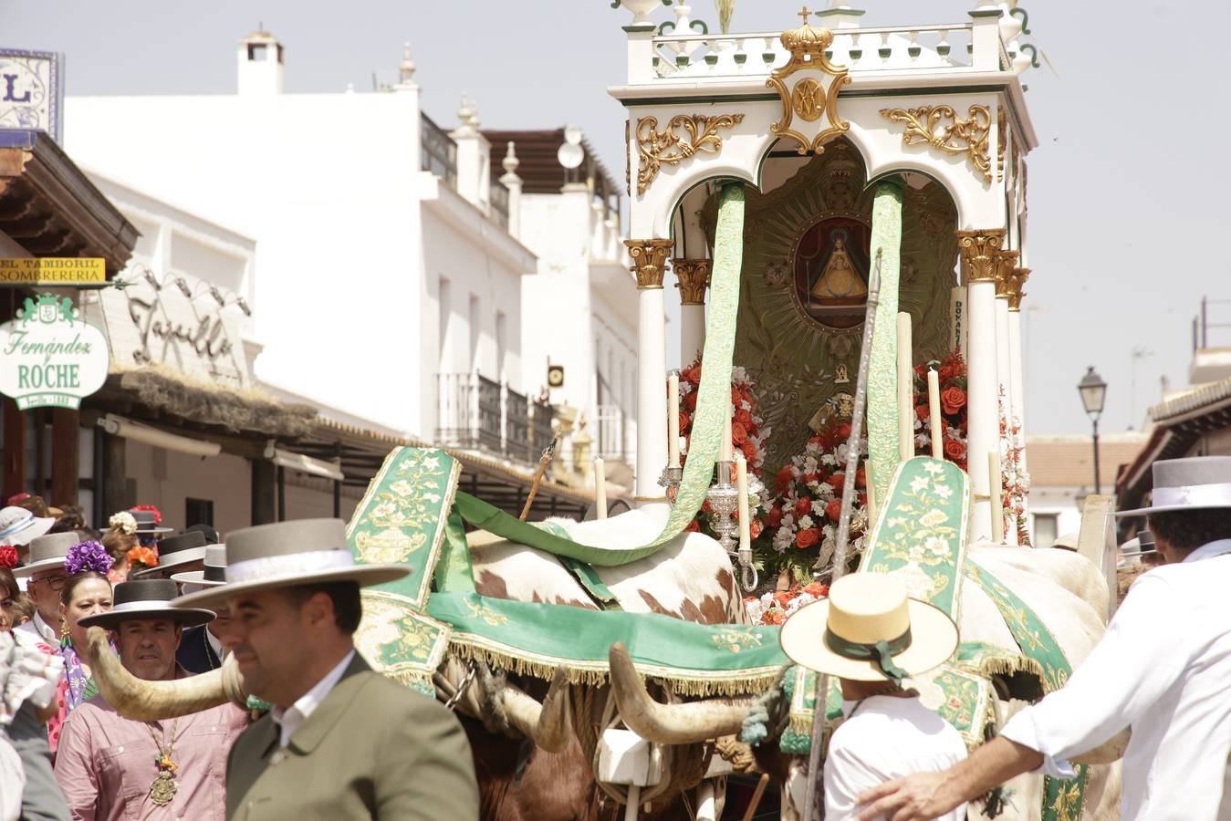 Ambiente y presentaciones de las hermandades filiales más antiguas en el sábado del Rocío 2025