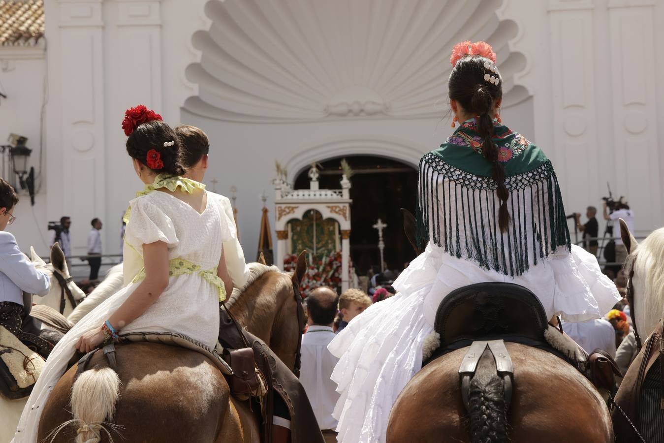 Ambiente y presentaciones de las hermandades filiales más antiguas en el sábado del Rocío 2025