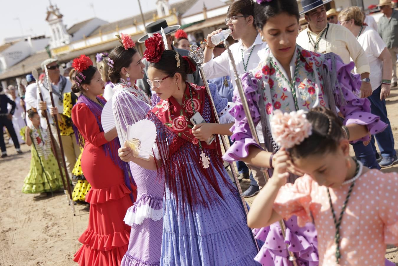 Ambiente y presentaciones de las hermandades filiales más antiguas en el sábado del Rocío 2025