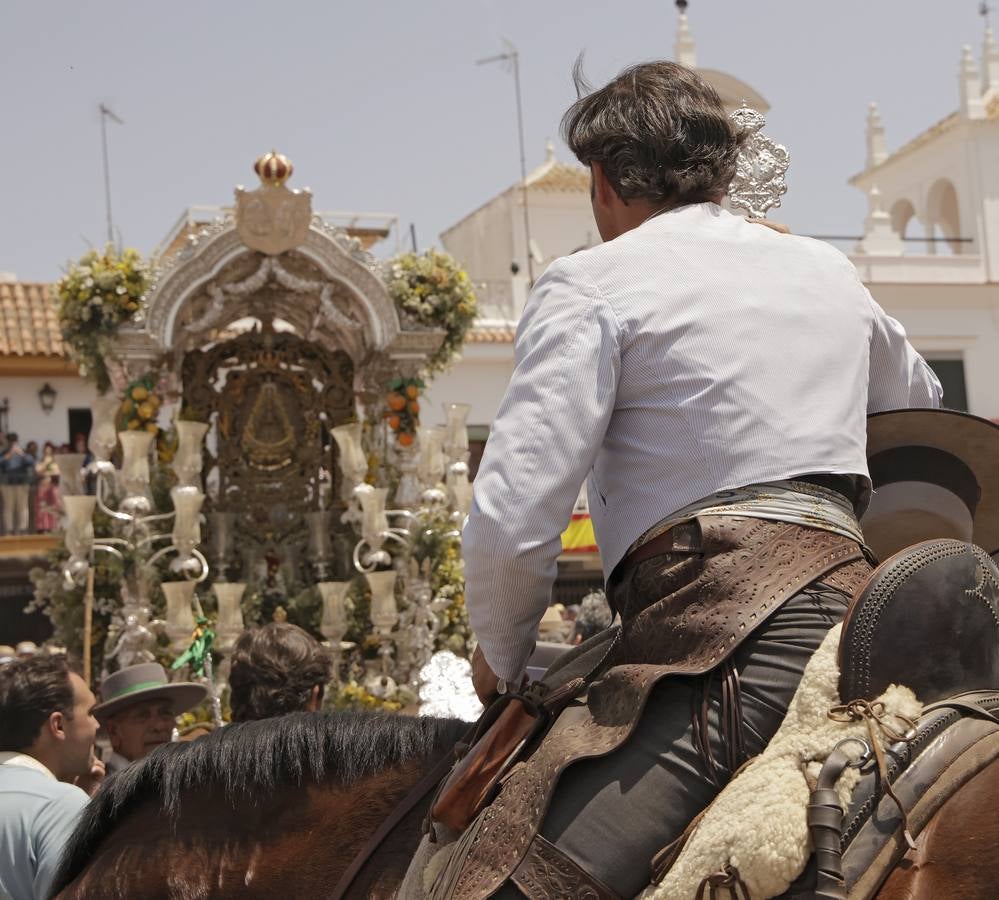 Ambiente y presentaciones de las hermandades filiales más antiguas en el sábado del Rocío 2025