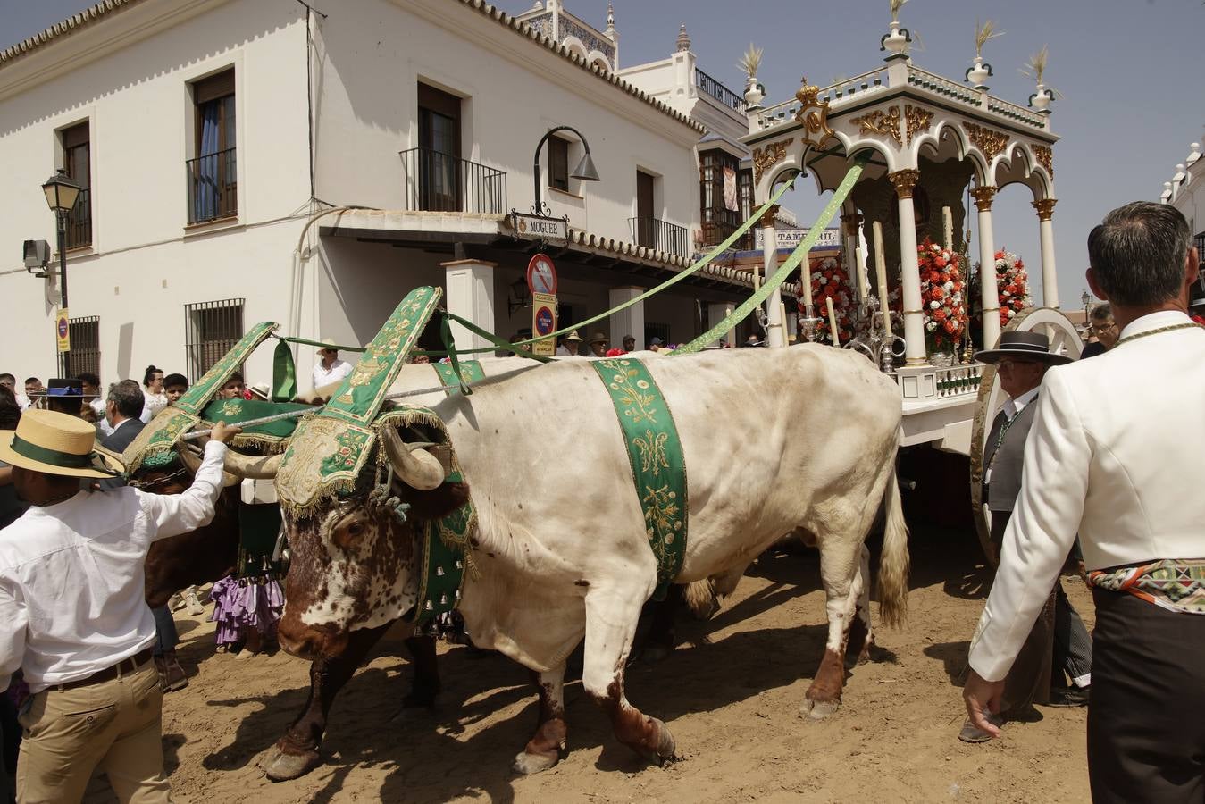 Ambiente y presentaciones de las hermandades filiales más antiguas en el sábado del Rocío 2025