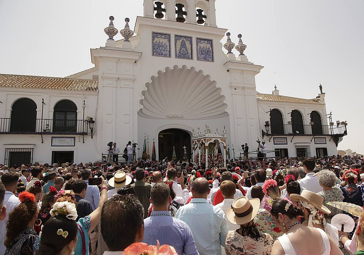 Ambiente y presentaciones de las hermandades filiales más antiguas en el sábado del Rocío 2025