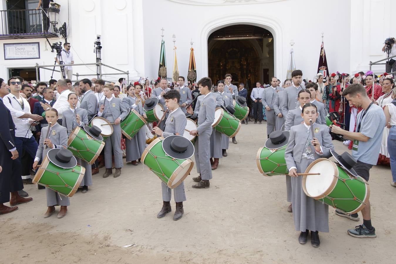 Ambiente y presentaciones de las hermandades filiales más antiguas en el sábado del Rocío 2025