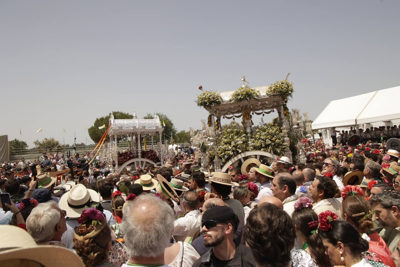 Ambiente y presentaciones de las hermandades filiales más antiguas en el sábado del Rocío 2025