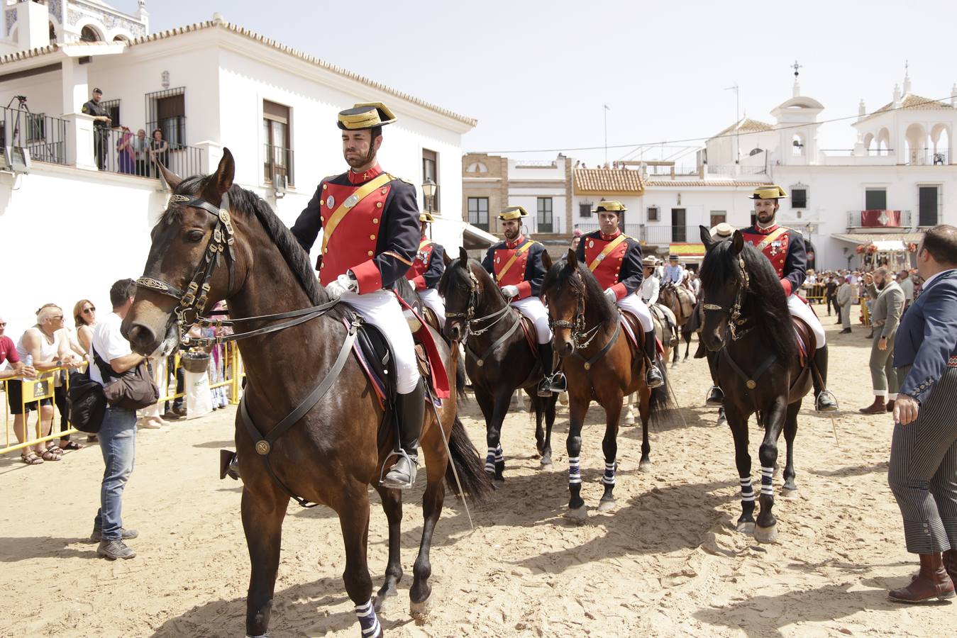 Ambiente y presentaciones de las hermandades filiales más antiguas en el sábado del Rocío 2025