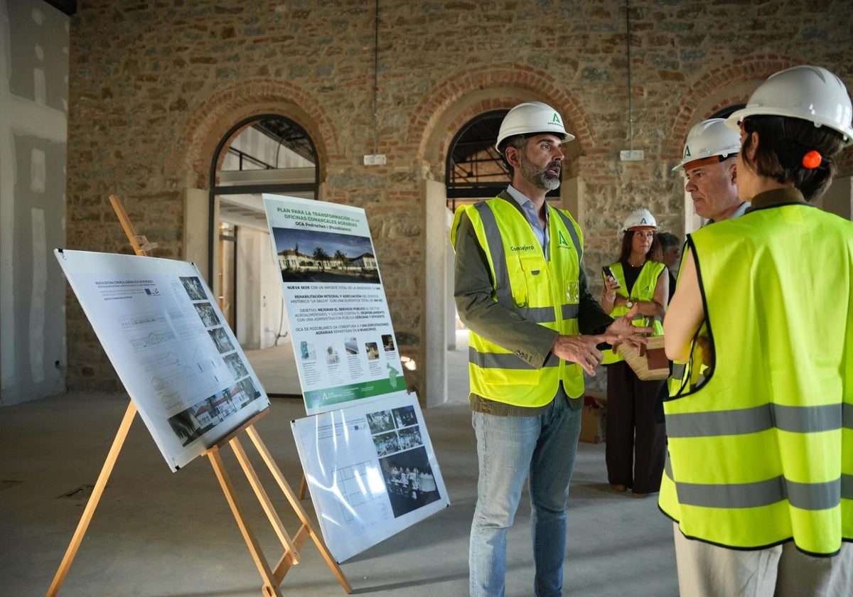 Operarios dentro del antiguo matadero municipal de Pozoblanco