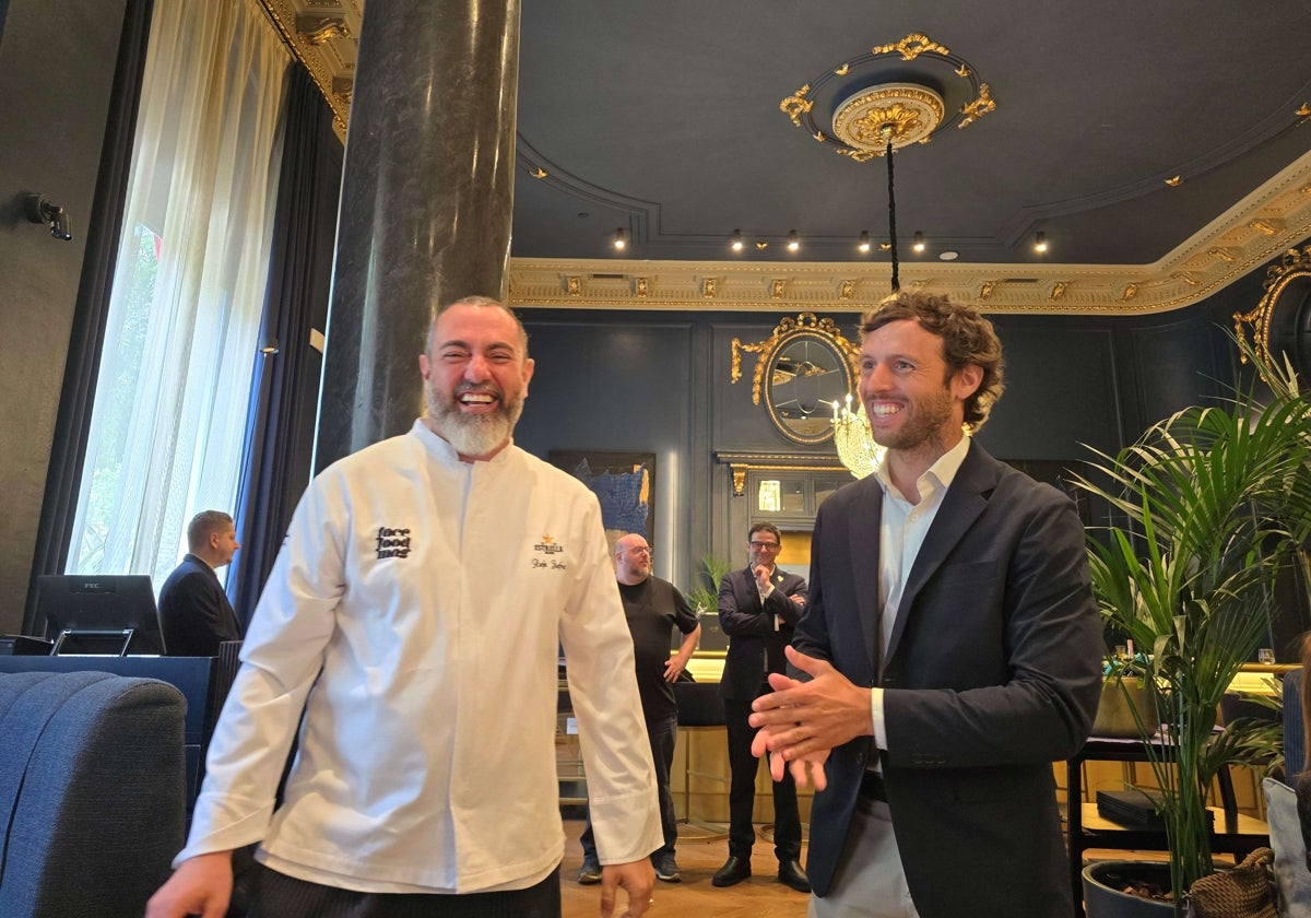 Rafa Zafra junto a Alejandro Agustí Pi, de Le Chef, en el restaurante Amar del hotel Palace Barcelona