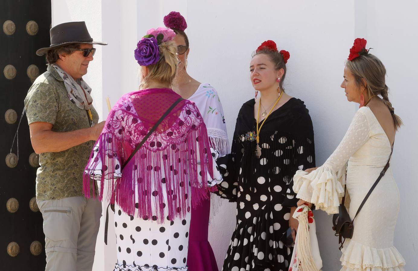 Ambiente y presentaciones de las hermandades filiales más antiguas en el sábado del Rocío 2025