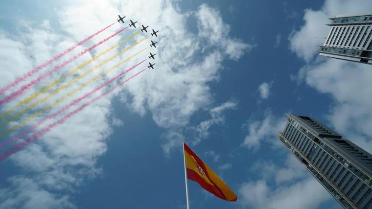 Tenerife se rinde ante las Fuerzas Armadas en un desfile aislado de la tensión política