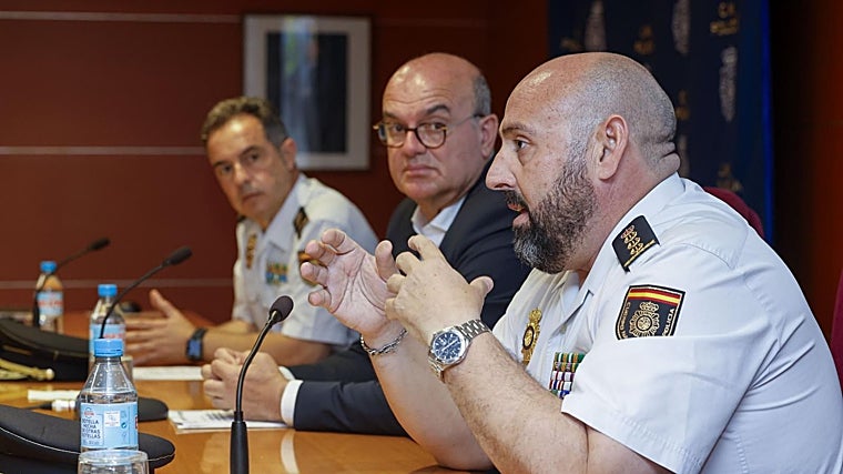 Mandos policiales, ayer en rueda de prensa en Las Palmas