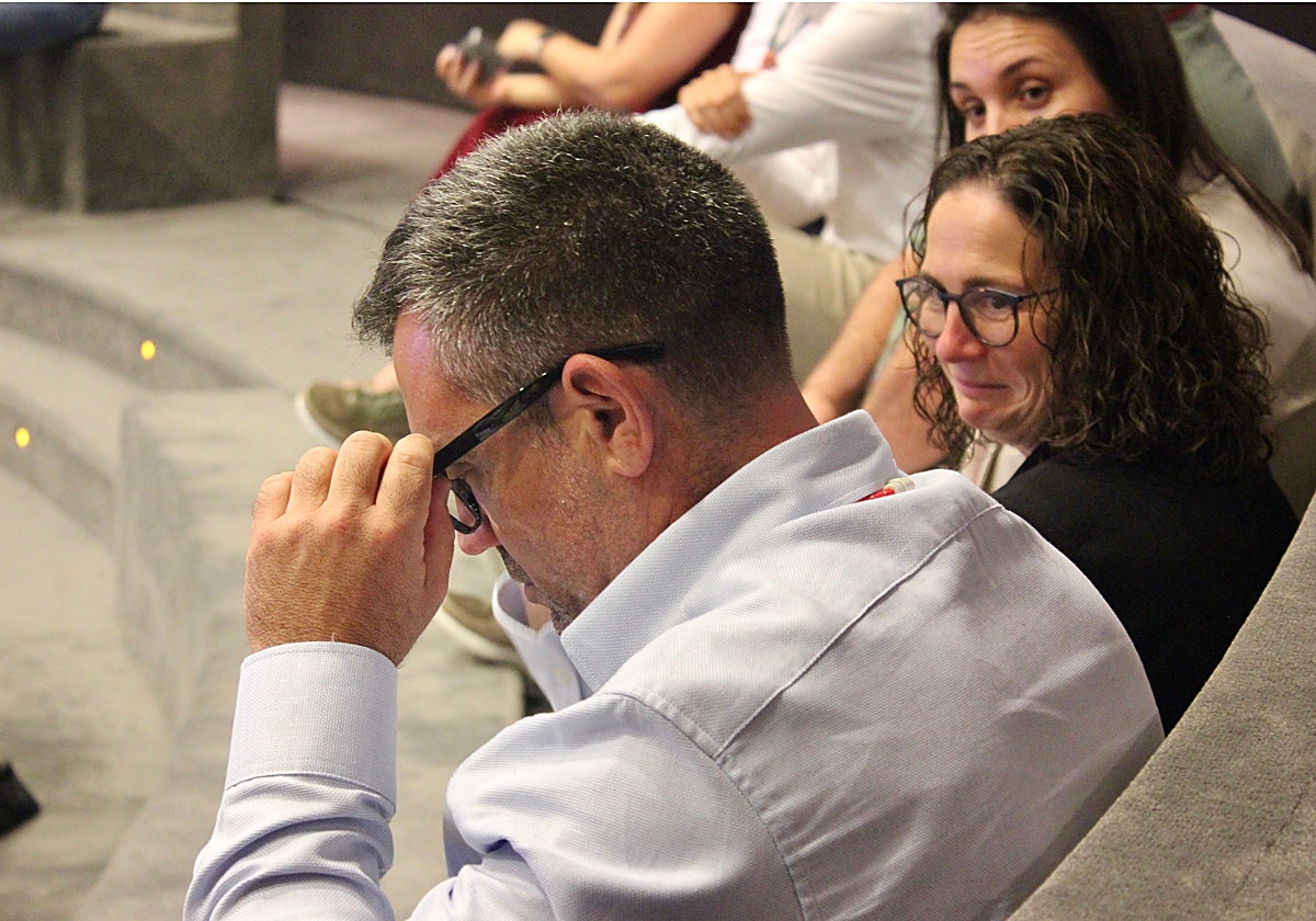 Un asistente al congreso nacional de audiología, celebrado en Alicante, prueba las gafas auditivas Nuance Audio