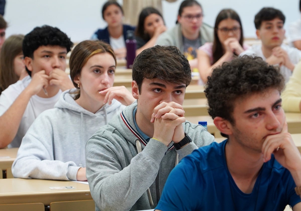 Estudiantes en las pruebas de acceso a la universidad en 2025