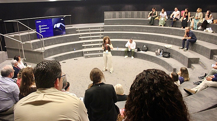 Rocío Melero, de la compañía EssilorLuxottica, durante la presentación de las gafas auditivas para España