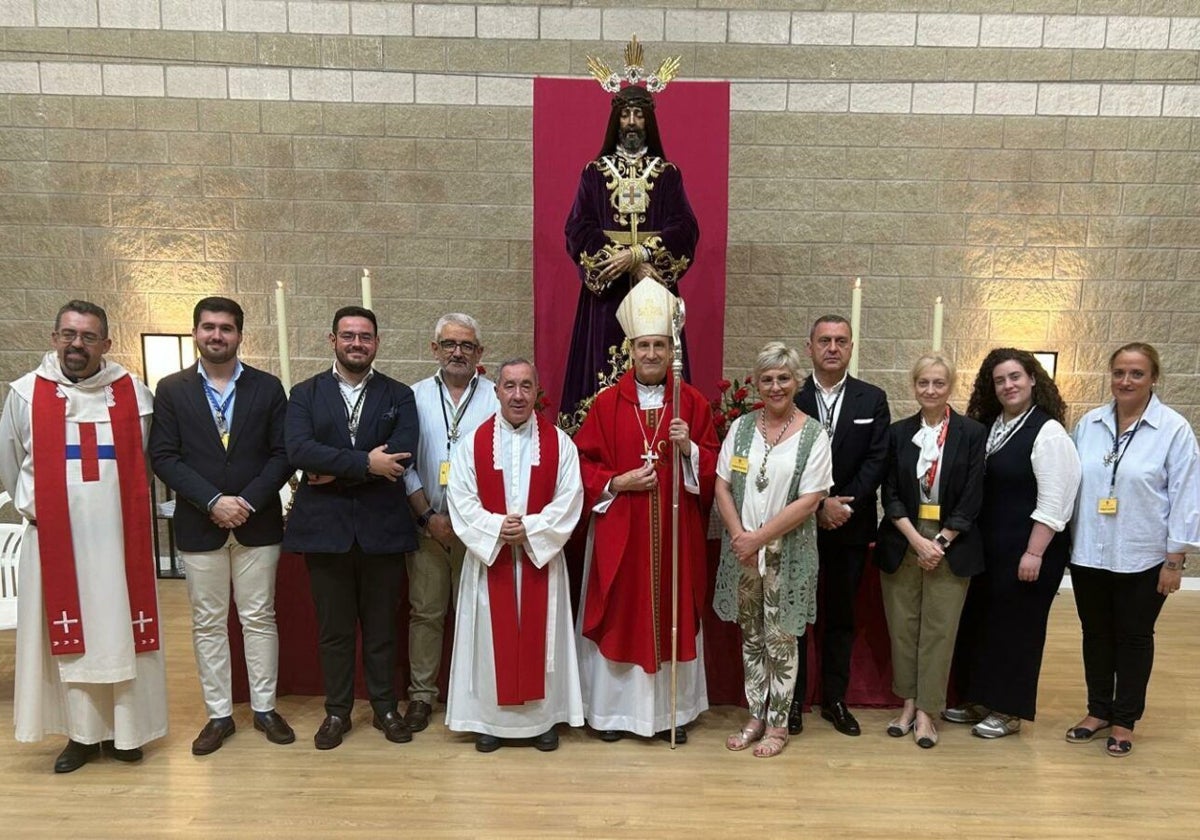 El padre trinitario Sergio García, con representantes del Rescatado, José Antonio Rojas Moriana, el obispo e integrantes de pastoral penitencia, este sábado ante la imagen del Señor Rescatado
