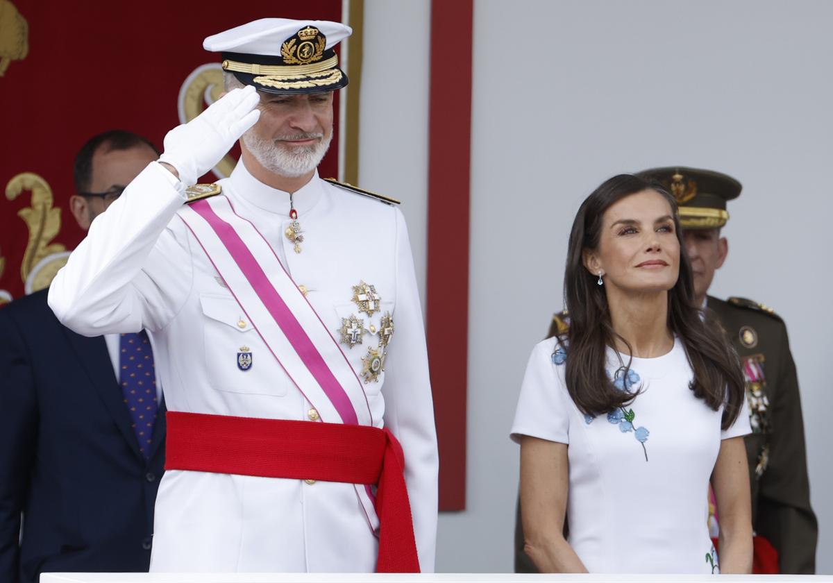 El Rey Felipe, junto a la Reina Letizia, saluda al paso del desfile militar del día de las Fuerzas Armadas
