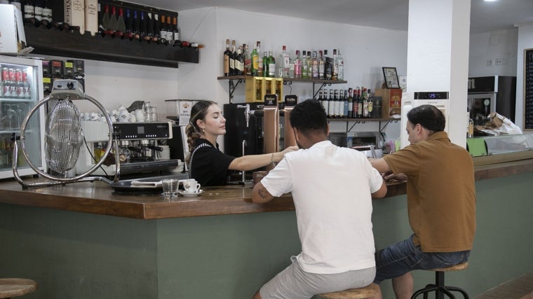 Clientes, atendidos en la barra de La Tasca de San Pedro
