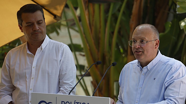Tellado junto al alcalde José María Bellido durante la celebración de la Interprovincial del PP en Córdoba