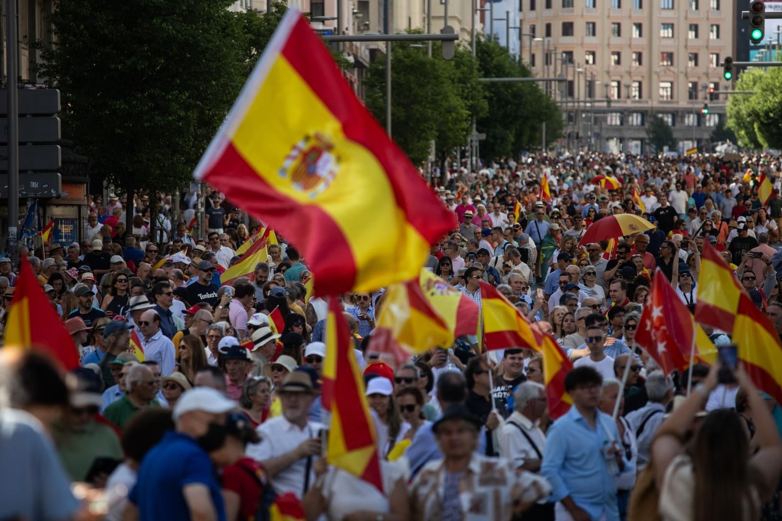 Miles de personas durante la concentración del PP bajo el lema ‘Mafia o democracia’ en la Plaza de España de Madrid