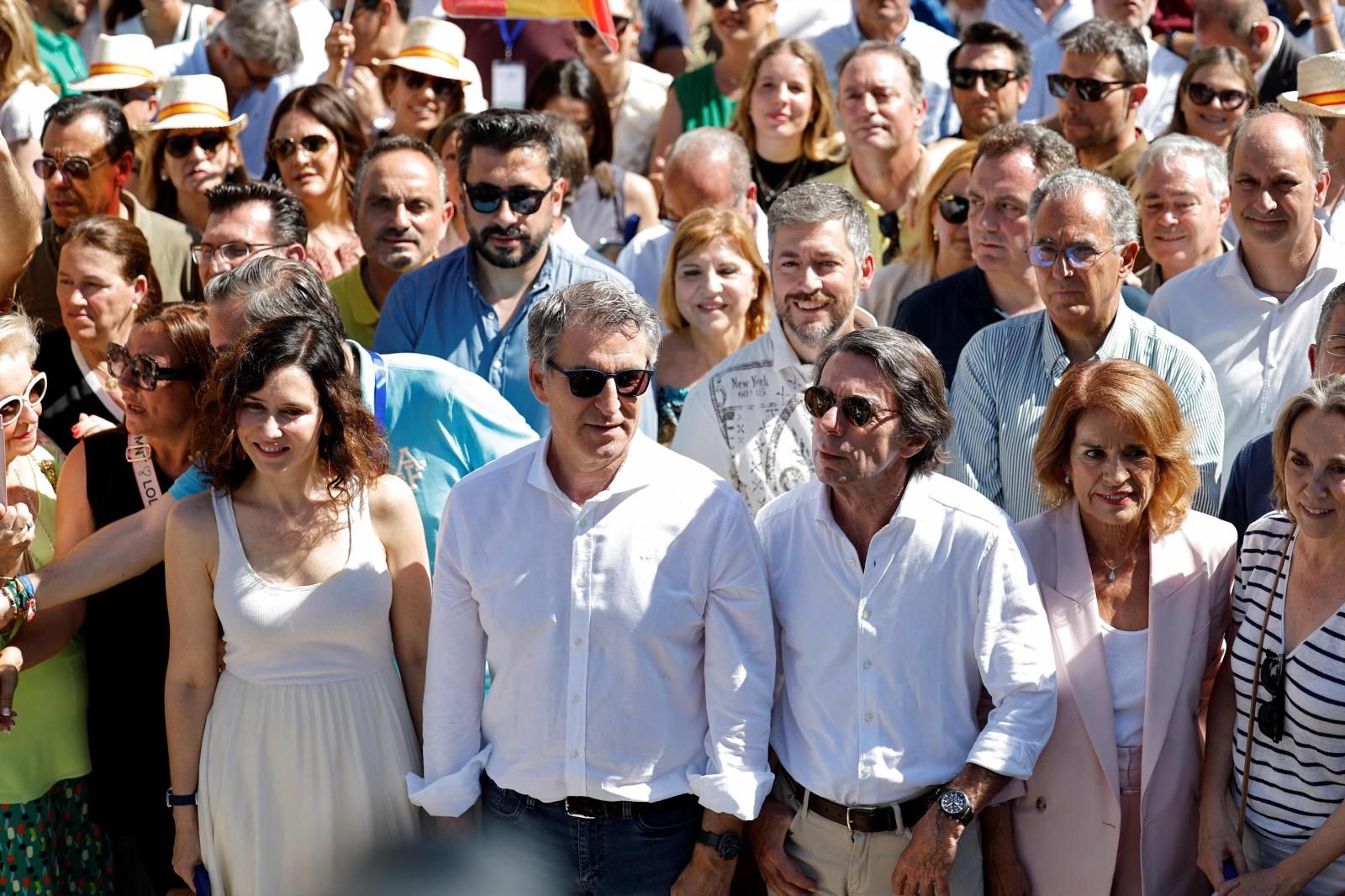 Ayuso, Feijóo y Aznar, principales rostros de la concentración contra Pedro Sánchez.