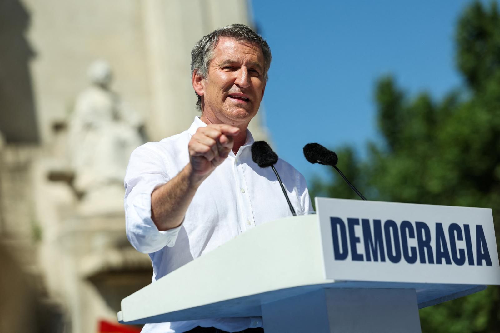 «Viva la libertad, viva la democracia, viva España», grita Feijóo junto a las miles de personas presentes en el centro de Madrid.