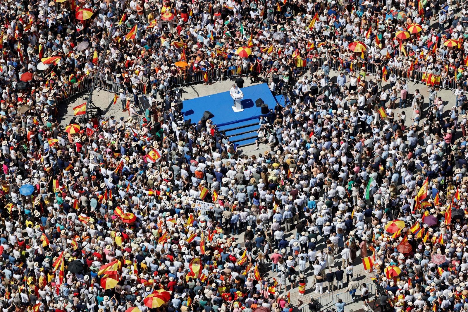 Según Partido Popular, más de 100.000 personas han acudido a la concentración contra Sánchez. Según delegación del Gobierno, la cifra rondaría las 50.000 personas.