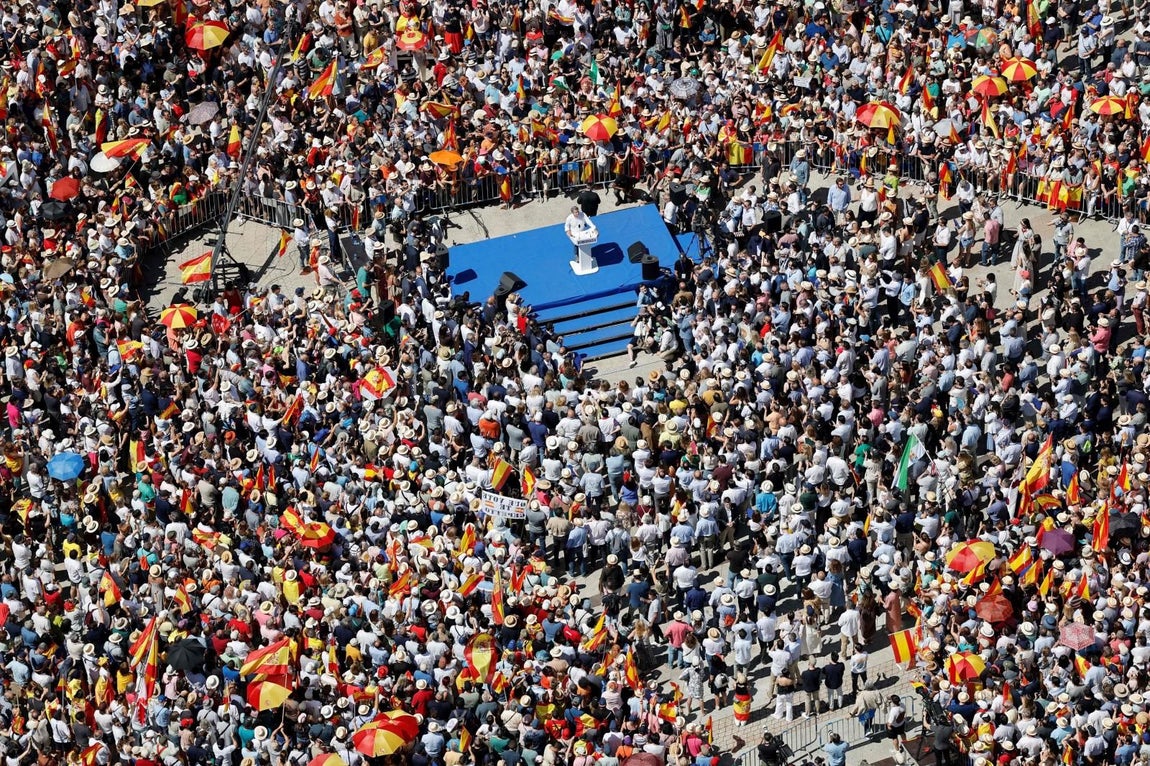 Según Partido Popular, más de 100.000 personas han acudido a la concentración contra Sánchez. Según delegación del Gobierno, la cifra rondaría las 50.000 personas.