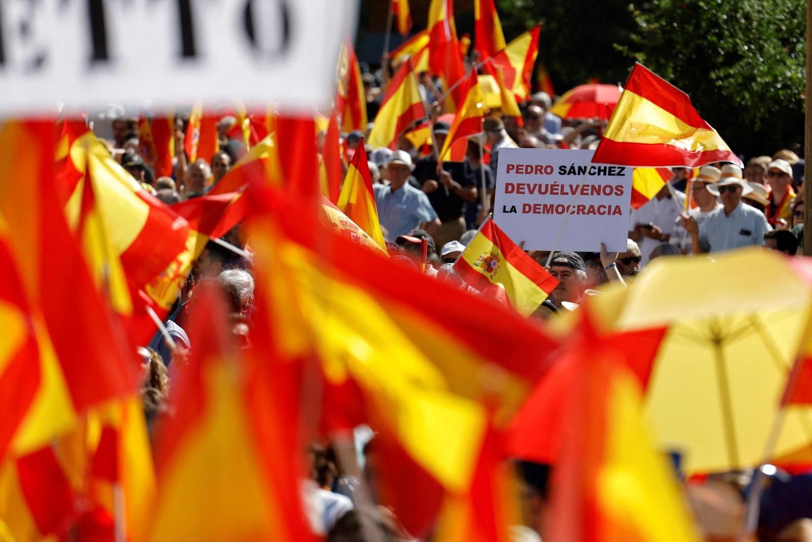 Más pancartas contra Sánchez durante la concentración en Madrid