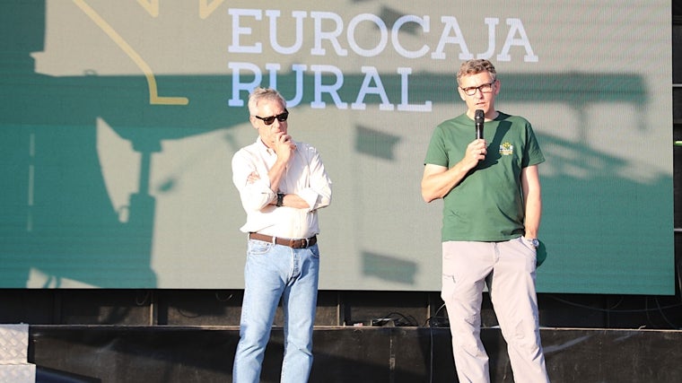 El director de Eurocaja Rural, Víctor Manuel Martín, durante su intervención junto al presidente de la entidad, Javier López