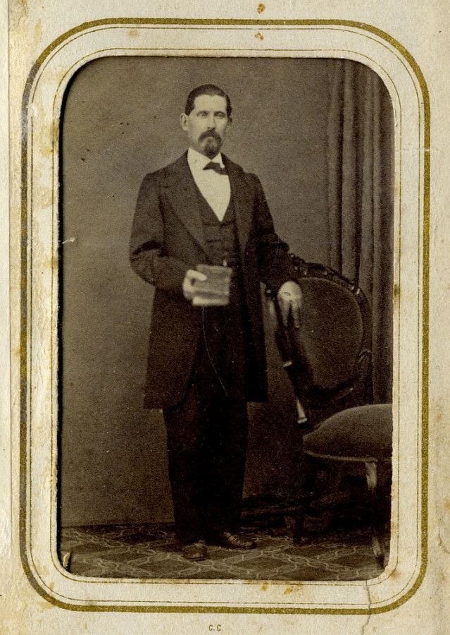 Retrato un hombre con un libro en la mano en el estudio que promovió Fernando González Pedroso en la azotea de Cordonerías 18. El trabajo de la galería corría a cargo de A. Leal. Archivo Municipal de Toledo. Colección L. Alba