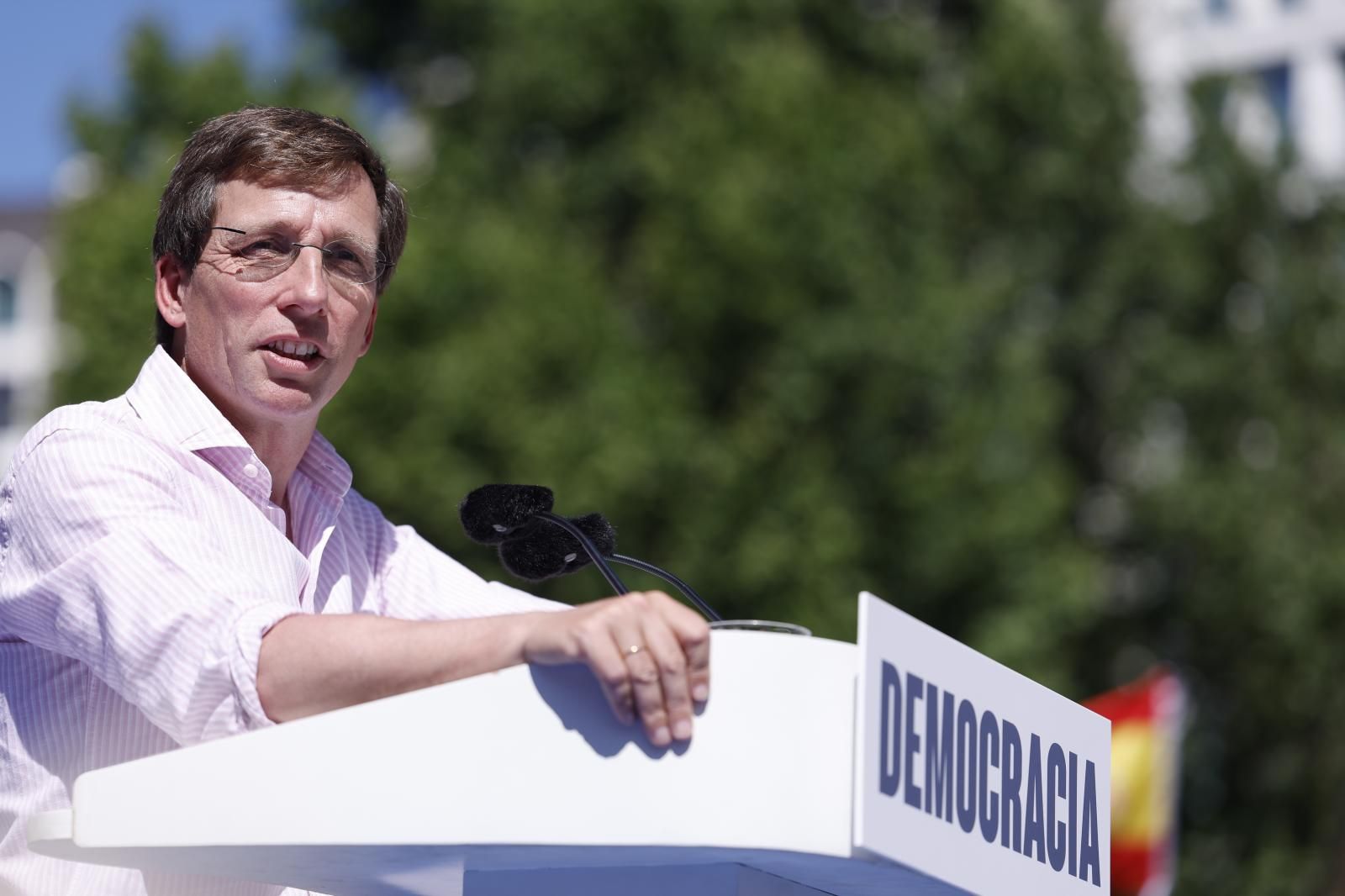 El alcalde de Madrid, José Luis Martínez-Almeida, durante su intervención en la manifestación convocada por el Partido Popular.