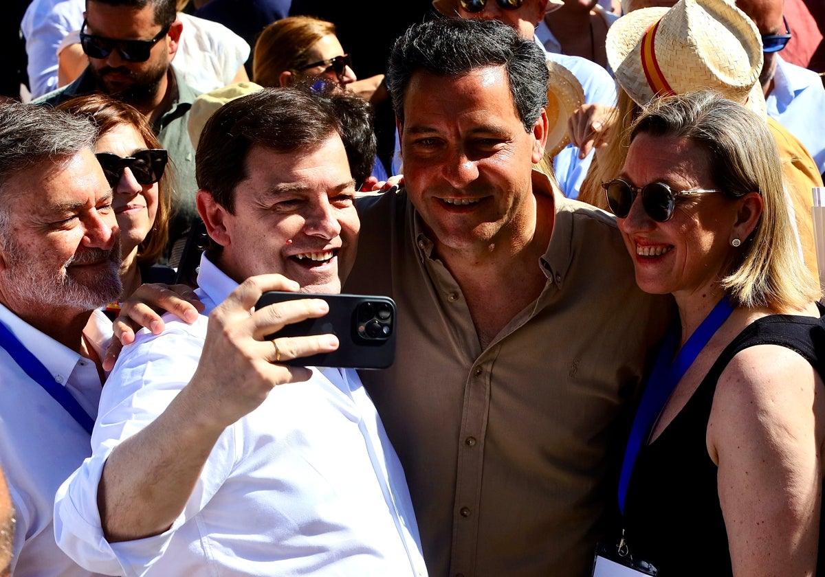 Mañueco junto a otros representantes del PP en Castilla y León , en la manifestación convocada por el PP y celebrada en Madrid