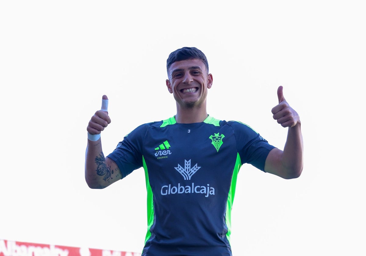 Alcedo saluda en un entrenamiento reciente en el Albacete