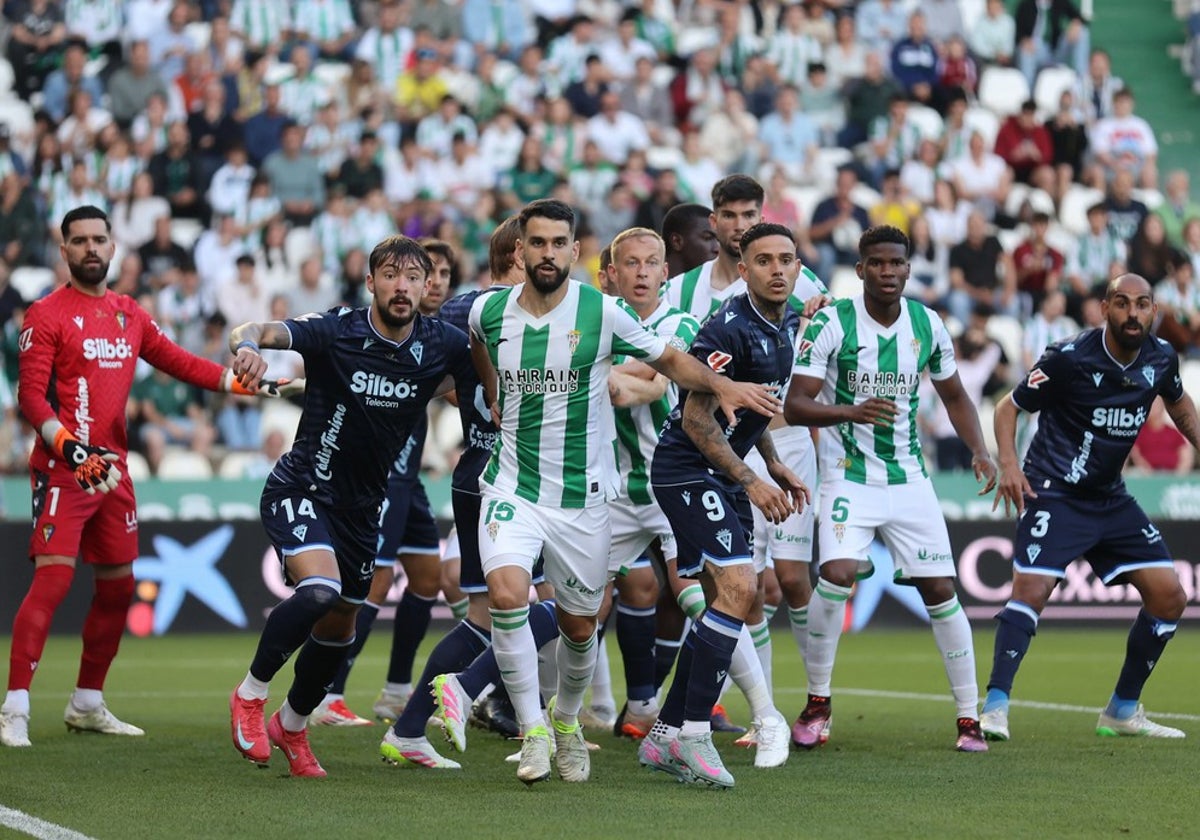 El Córdoba defiende un saque de esquina en El Arcángel la pasada temporada