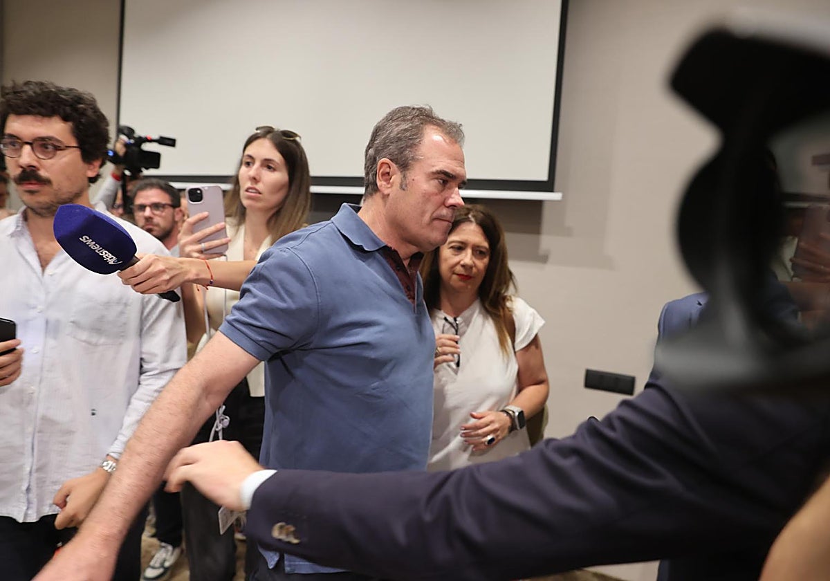 El empresario Pérez Dolset arropando a la 'fontanera' del PSOE Leire Díez tras la rueda de prensa