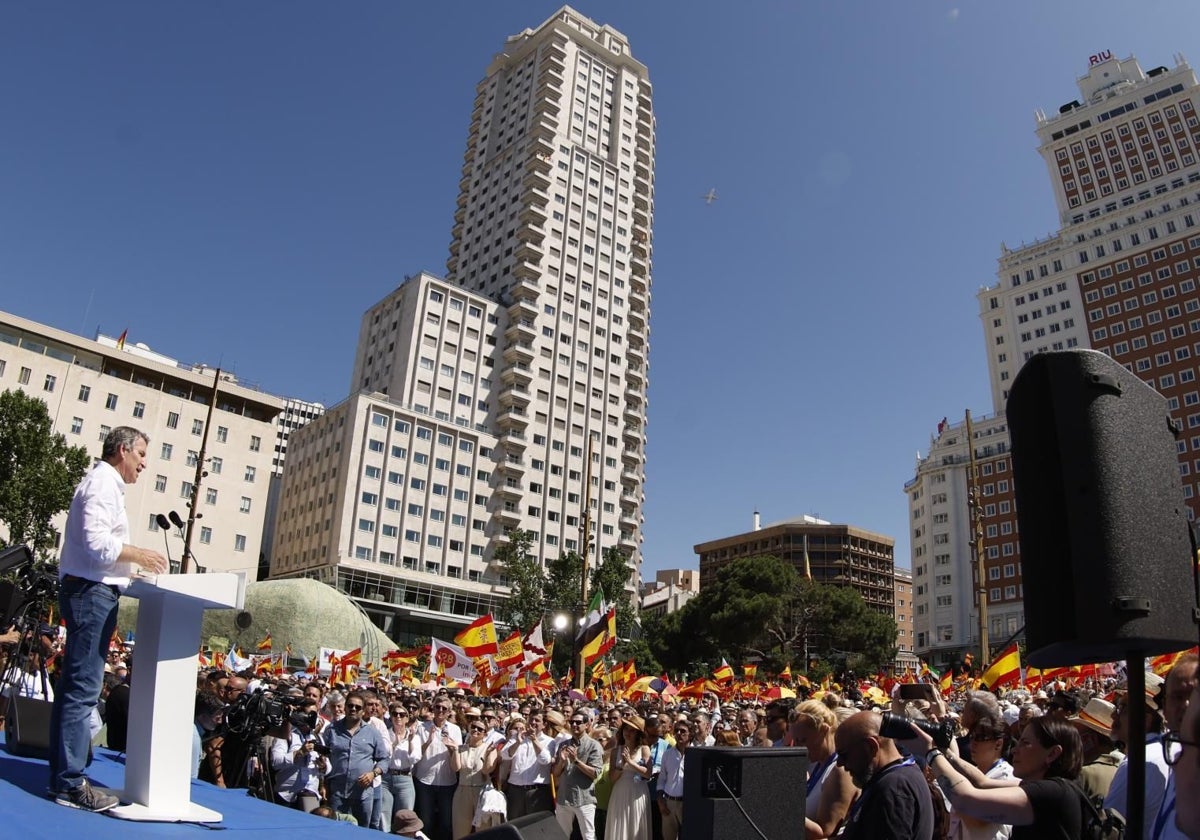 Feijóo se dirige a las decenas de miles de personas congregadas en Madrid
