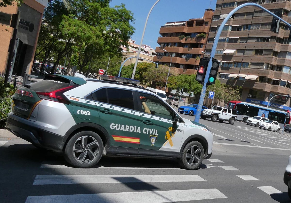 Imagen de archivo de un coche patrulla de la Guardia Civil en Alicante