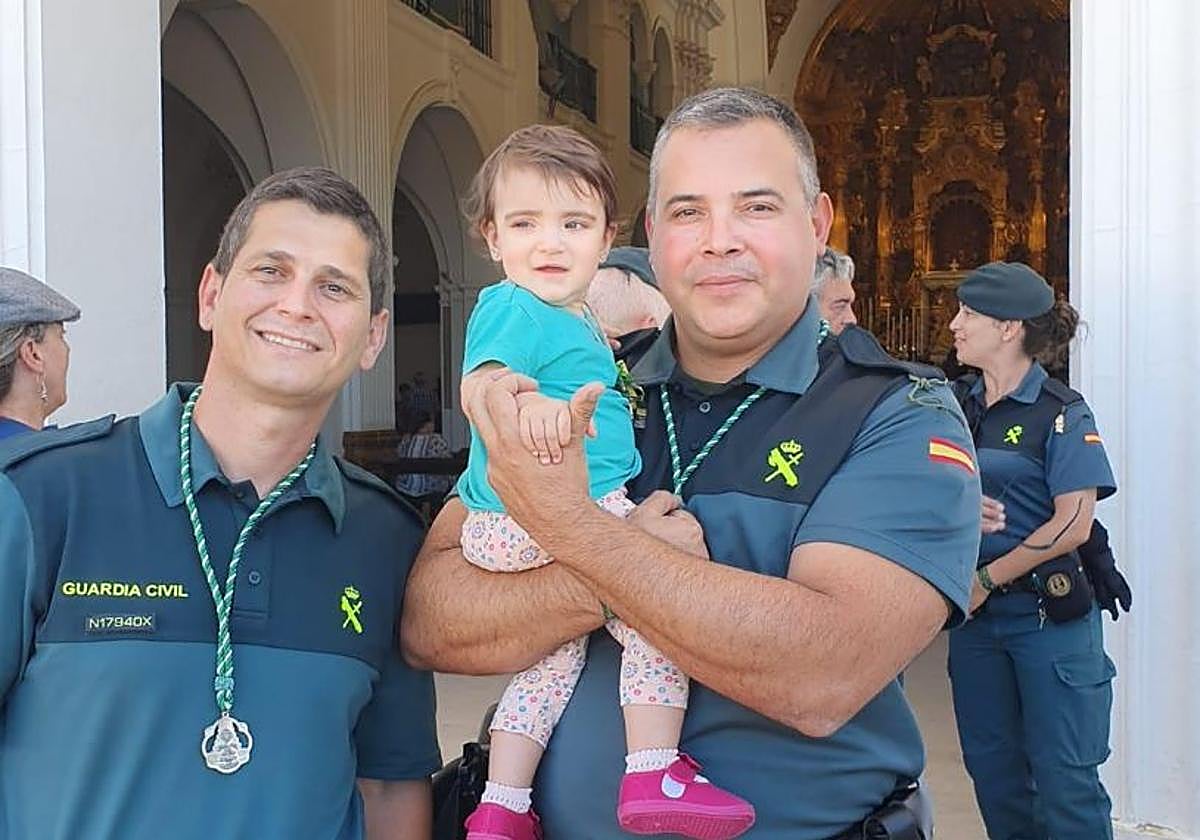 Los guardias Barranco y Álvarez con la pequeña Carmen en 2019