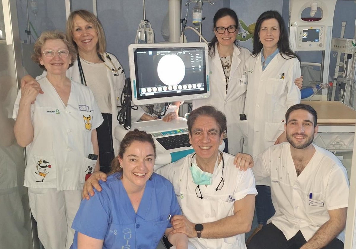 Fernando González, jefe del servicio de Oftalmología, posa con su equipo