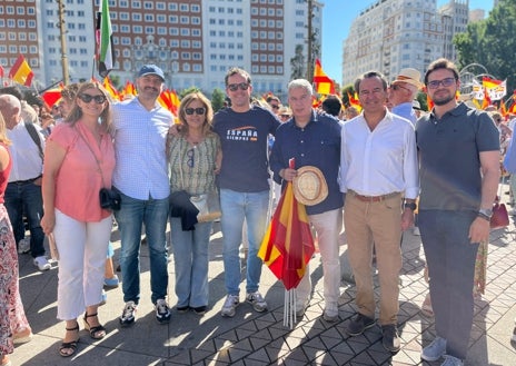 Imagen secundaria 1 - En Madrid han estado los concejales José Manuel Velasco, Iñaki Jiménez y Marisol Illescas, también la secretaria regional Carolina Agudo, el diputado Agustín Conde, el senador Miguel Ángel de la Rosa o el diputado regional Santiago Serrano, entre otros. A la derecha, el saludo entre el presidente del PP en Castilla-La Mancha, Paco Núñez, y el presidente provincial Carlos Velázquez