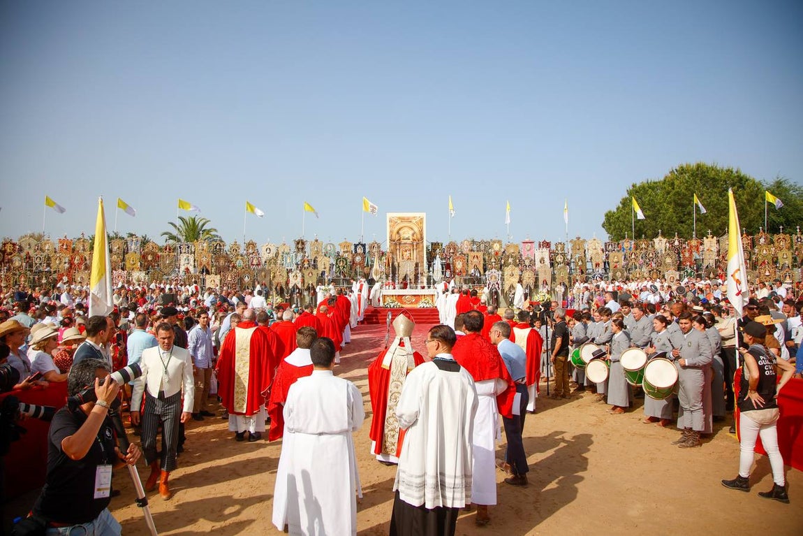 Misa de Pentecostés celebrada en la marisma junto al santuario de la Virgen del Rocío