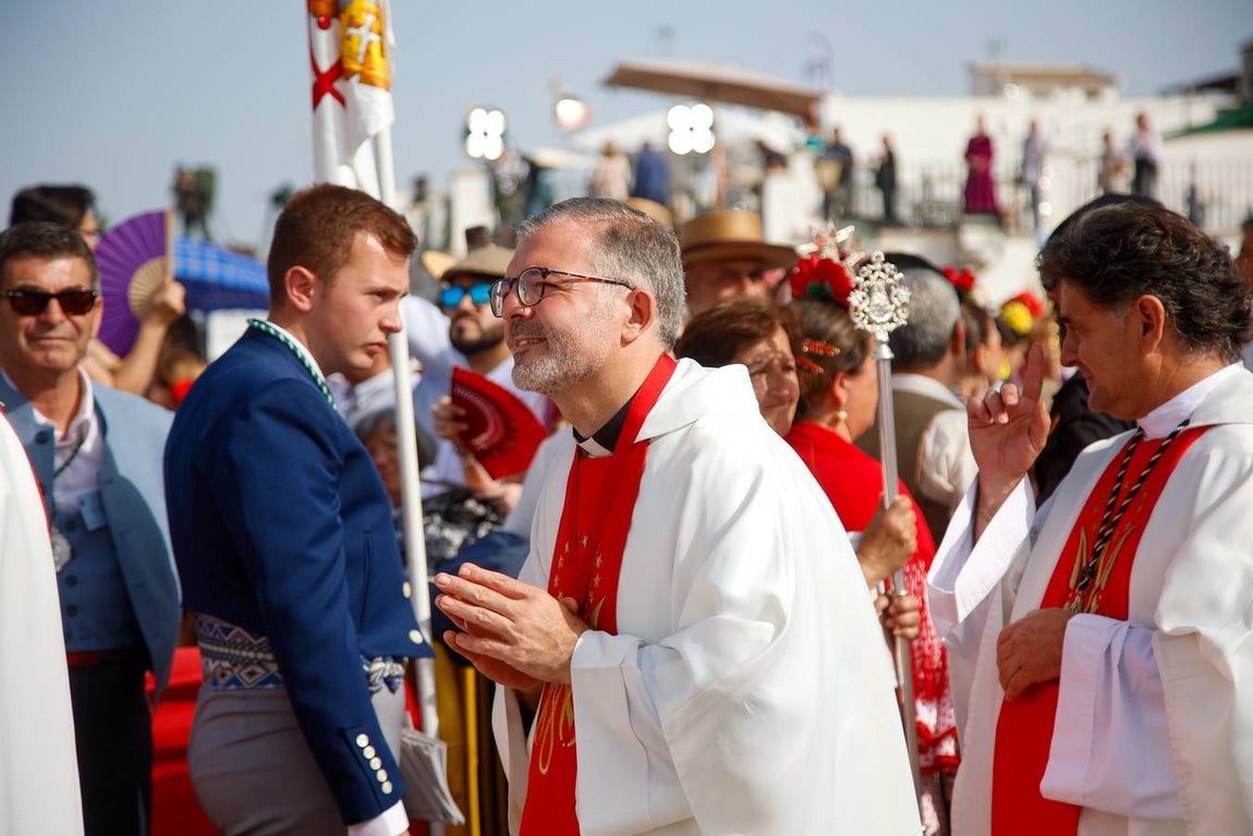 Misa de Pentecostés celebrada en la marisma junto al santuario de la Virgen del Rocío