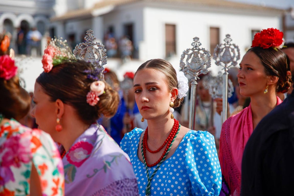 Misa de Pentecostés celebrada en la marisma junto al santuario de la Virgen del Rocío