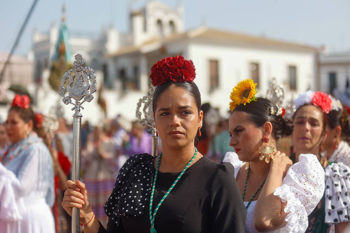 Misa de Pentecostés celebrada en la marisma junto al santuario de la Virgen del Rocío