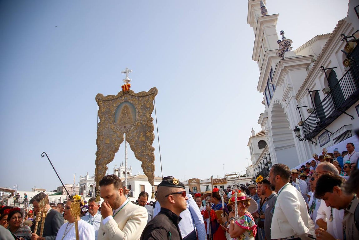 Misa de Pentecostés celebrada en la marisma junto al santuario de la Virgen del Rocío