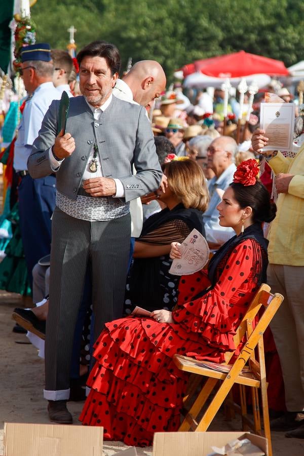 Misa de Pentecostés celebrada en la marisma junto al santuario de la Virgen del Rocío
